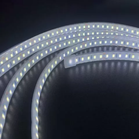 Aké sú vlastnosti svetla zdroja bežných LED ľahkých svetelných prúžkov?